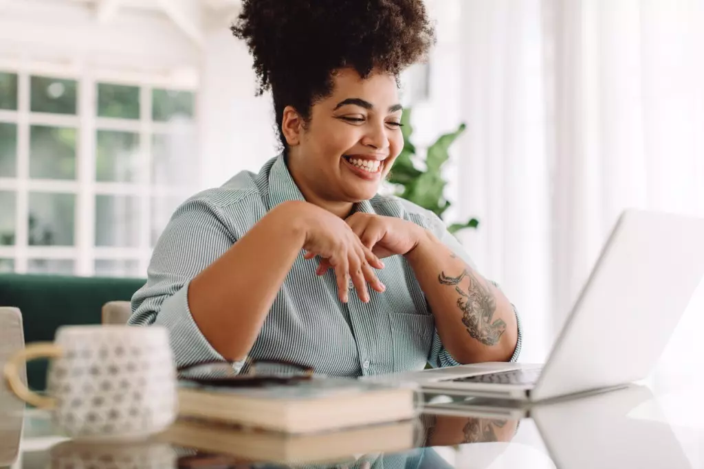 Satisfied employee in front of a laptop